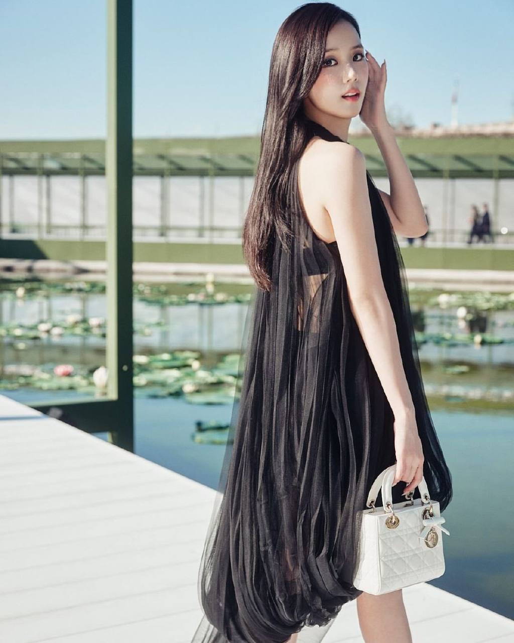 Jennie - Lisa xứng danh "th&aacute;nh ngoại giao" tại fashion week, Ros&eacute; c&ograve;n bị c&ocirc; lập?- Ảnh 2.