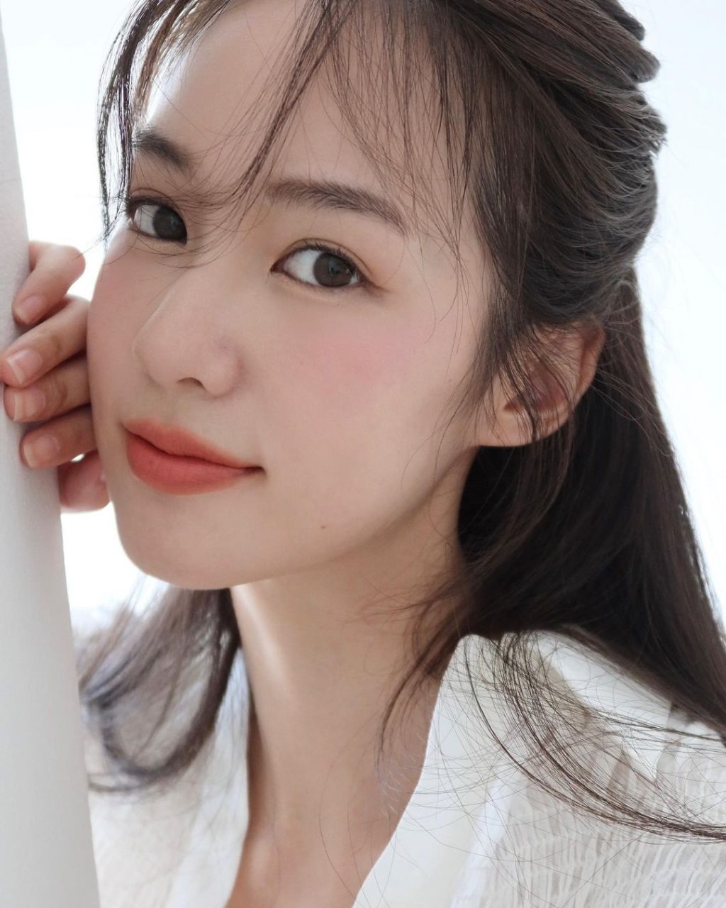 "B&uacute;p b&ecirc; Đ&ocirc;ng Nam &Aacute;" chỉ cao 1m54 nhưng mặc đẹp ph&aacute;t hờn, xuất hiện ở đ&acirc;u th&igrave; nơi đ&oacute; l&agrave; s&agrave;n diễn thời trang- Ảnh 4.