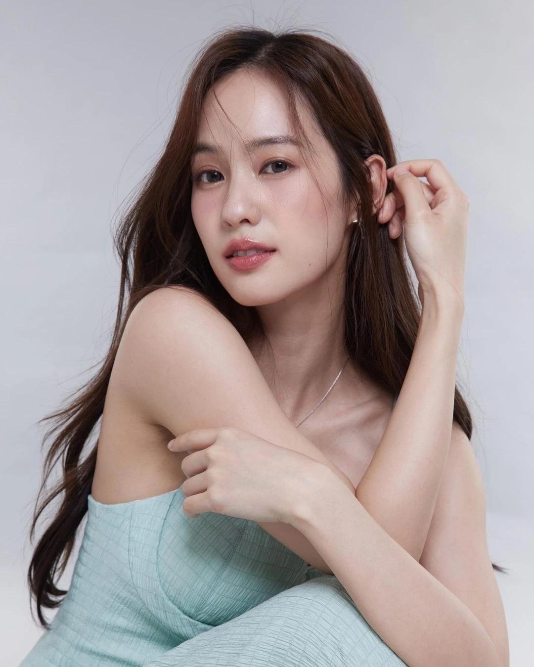 "B&uacute;p b&ecirc; Đ&ocirc;ng Nam &Aacute;" chỉ cao 1m54 nhưng mặc đẹp ph&aacute;t hờn, xuất hiện ở đ&acirc;u th&igrave; nơi đ&oacute; l&agrave; s&agrave;n diễn thời trang- Ảnh 1.