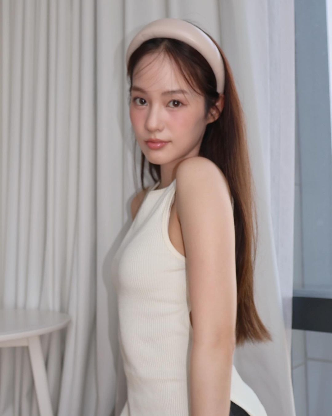 "B&uacute;p b&ecirc; Đ&ocirc;ng Nam &Aacute;" chỉ cao 1m54 nhưng mặc đẹp ph&aacute;t hờn, xuất hiện ở đ&acirc;u th&igrave; nơi đ&oacute; l&agrave; s&agrave;n diễn thời trang- Ảnh 2.