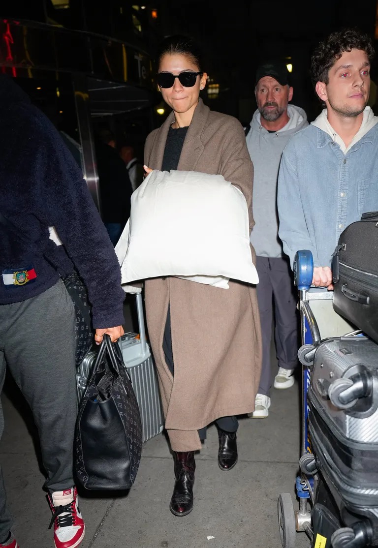 Tiếp vi&ecirc;n h&agrave;ng kh&ocirc;ng khuy&ecirc;n: Tr&aacute;nh diện 5 item n&agrave;y khi đi m&aacute;y bay, bằng kh&ocirc;ng sẽ rất chật vật- Ảnh 11.