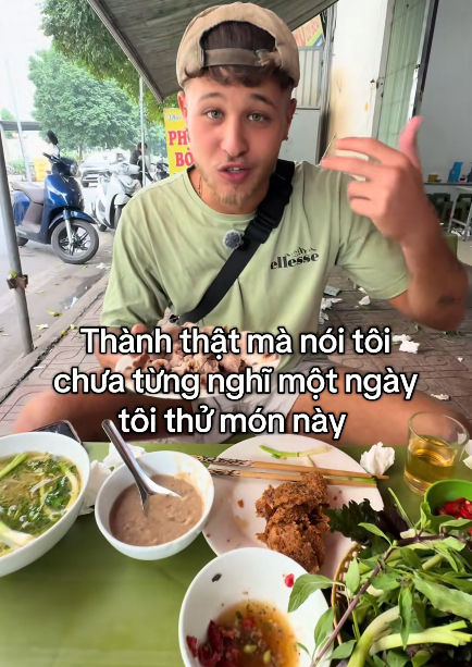 Kh&ocirc;ng phải phở hay b&aacute;nh m&igrave;, đ&acirc;y mới l&agrave; m&oacute;n ăn s&aacute;ng Việt khiến kh&aacute;ch T&acirc;y thốt l&ecirc;n: &ldquo;Lần đầu trong đời ăn kiểu n&agrave;y, thật đi&ecirc;n rồ&rdquo;- Ảnh 2.