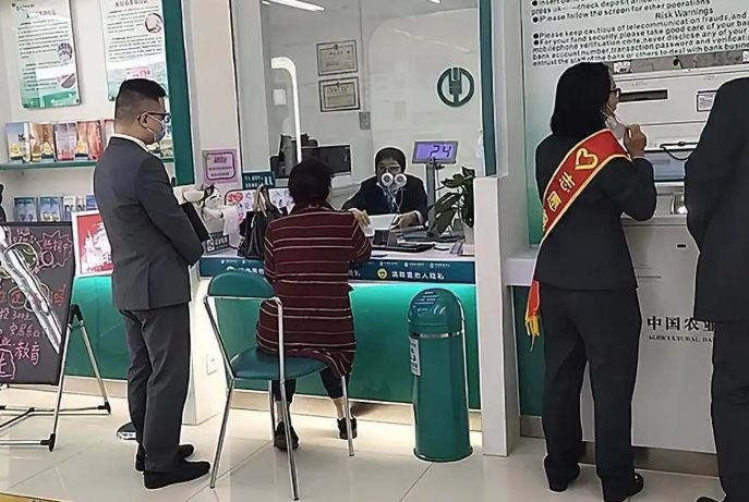 T&agrave;i khoản bỗng cộng th&ecirc;m 2,6 tỷ đồng, người đ&agrave;n &ocirc;ng lập tức chuyển 763 triệu đi đầu tư, bị đ&ograve;i tiền c&ograve;n tuy&ecirc;n bố: &ldquo;Cảnh s&aacute;t kh&ocirc;ng c&oacute; quyền can thiệp&rdquo;- Ảnh 2.