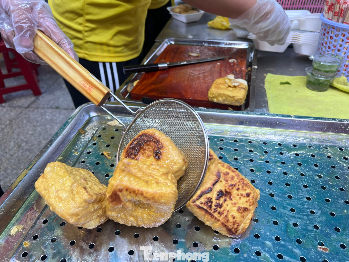 Xếp h&agrave;ng chờ cả tiếng đồng hồ ăn đậu hũ v&agrave;ng b&aacute;n 'mỗi năm một lần'- Ảnh 4.