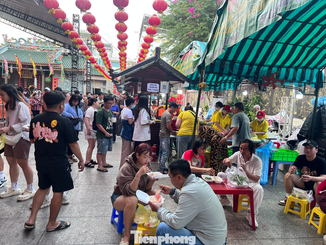 Xếp h&agrave;ng chờ cả tiếng đồng hồ ăn đậu hũ v&agrave;ng b&aacute;n 'mỗi năm một lần'- Ảnh 10.