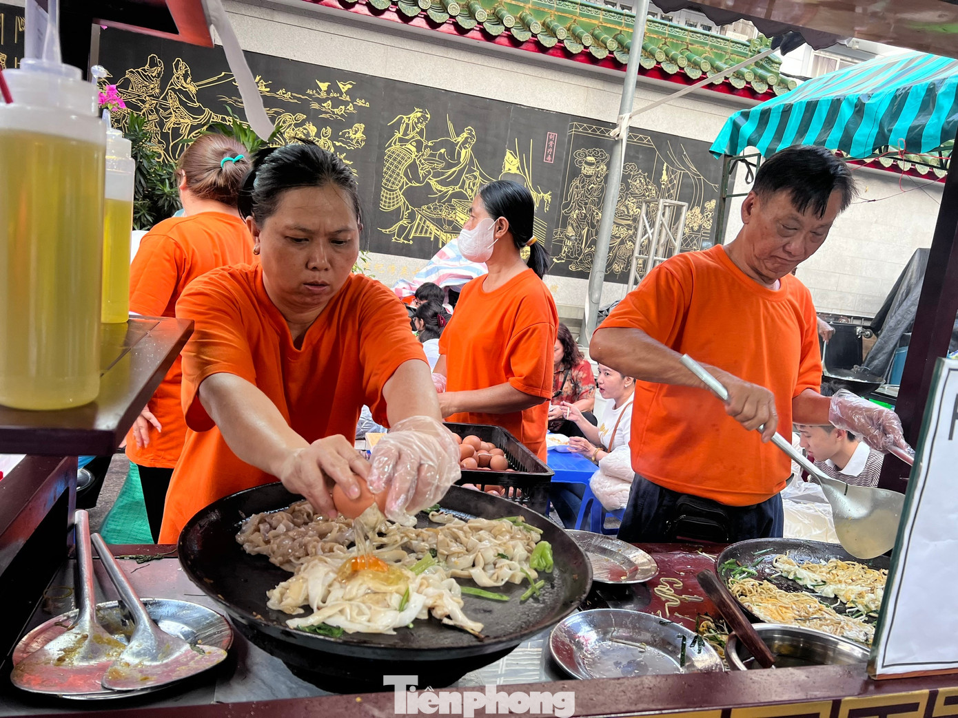 Xếp h&agrave;ng chờ cả tiếng đồng hồ ăn đậu hũ v&agrave;ng b&aacute;n 'mỗi năm một lần'- Ảnh 14.