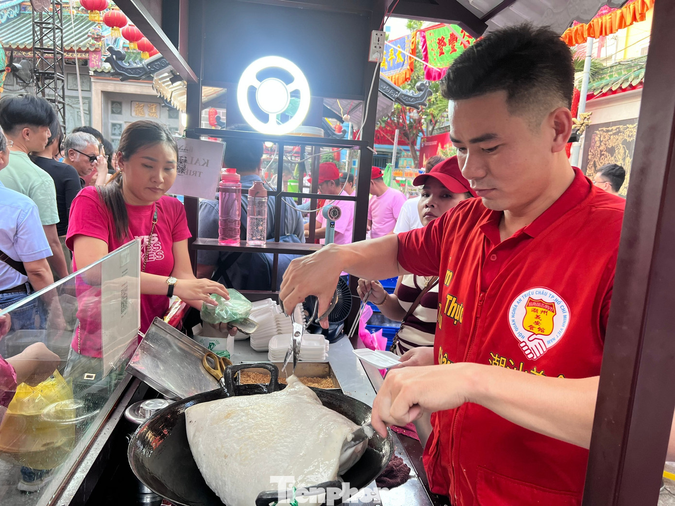 Xếp h&agrave;ng chờ cả tiếng đồng hồ ăn đậu hũ v&agrave;ng b&aacute;n 'mỗi năm một lần'- Ảnh 13.