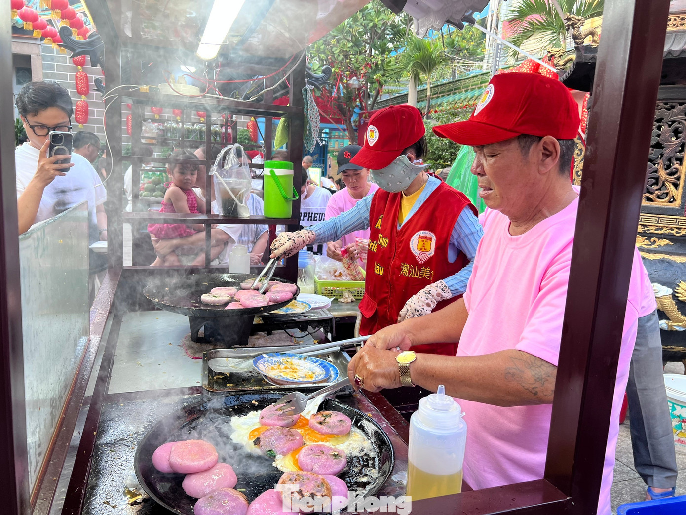 Xếp h&agrave;ng chờ cả tiếng đồng hồ ăn đậu hũ v&agrave;ng b&aacute;n 'mỗi năm một lần'- Ảnh 11.