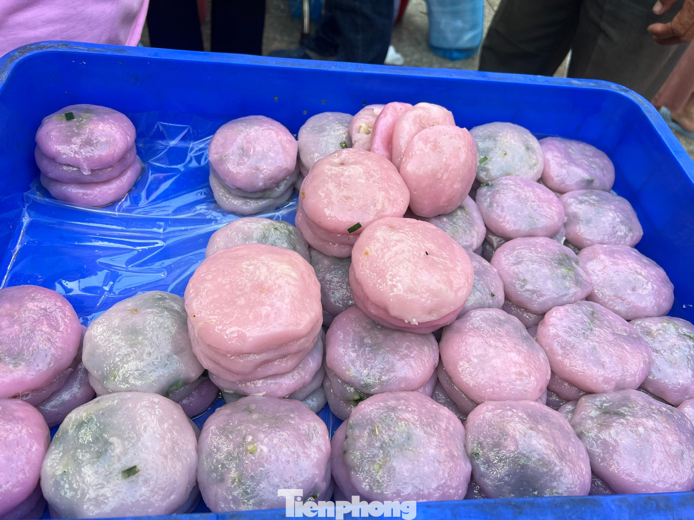 Xếp h&agrave;ng chờ cả tiếng đồng hồ ăn đậu hũ v&agrave;ng b&aacute;n 'mỗi năm một lần'- Ảnh 12.