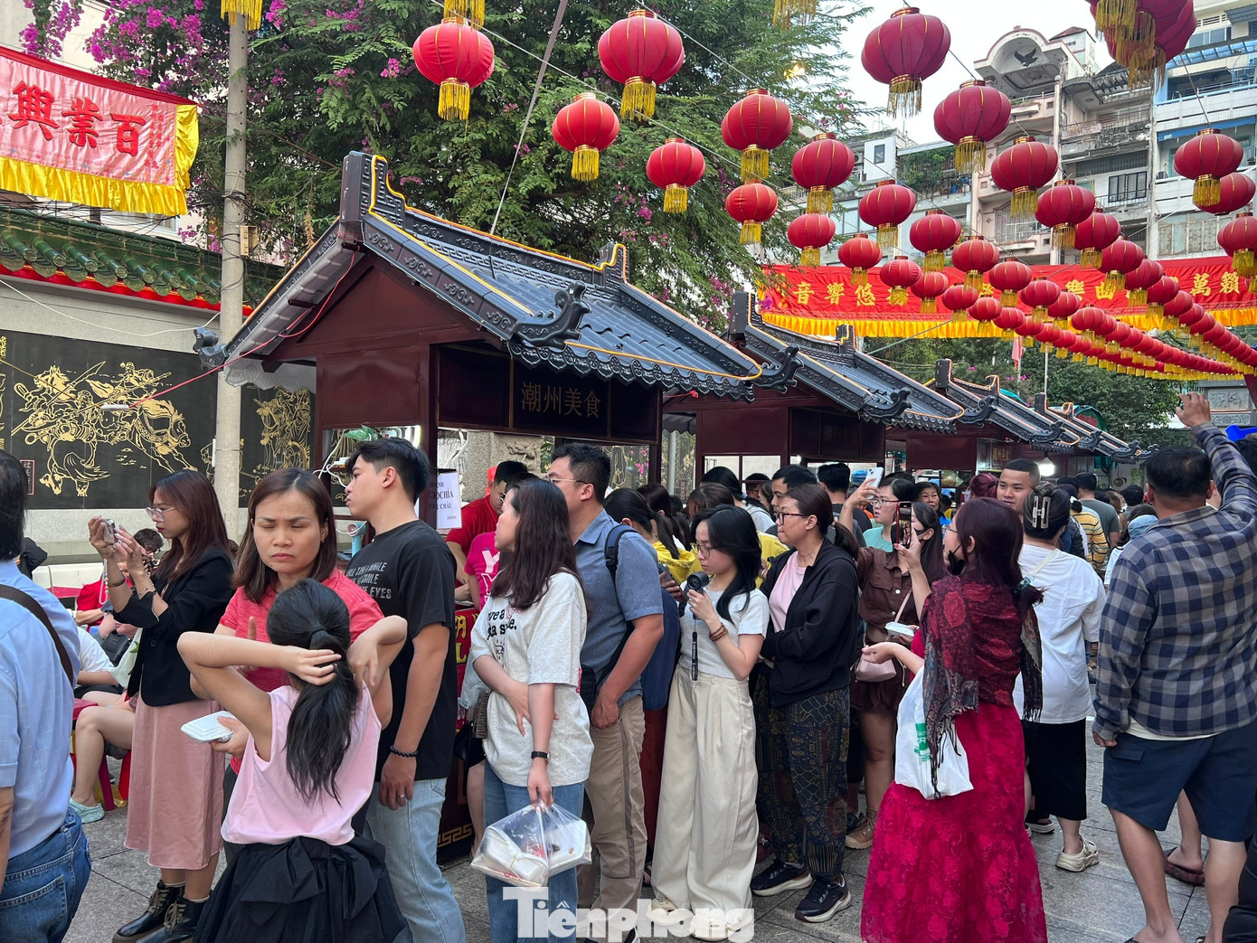 Xếp h&agrave;ng chờ cả tiếng đồng hồ ăn đậu hũ v&agrave;ng b&aacute;n 'mỗi năm một lần'- Ảnh 8.