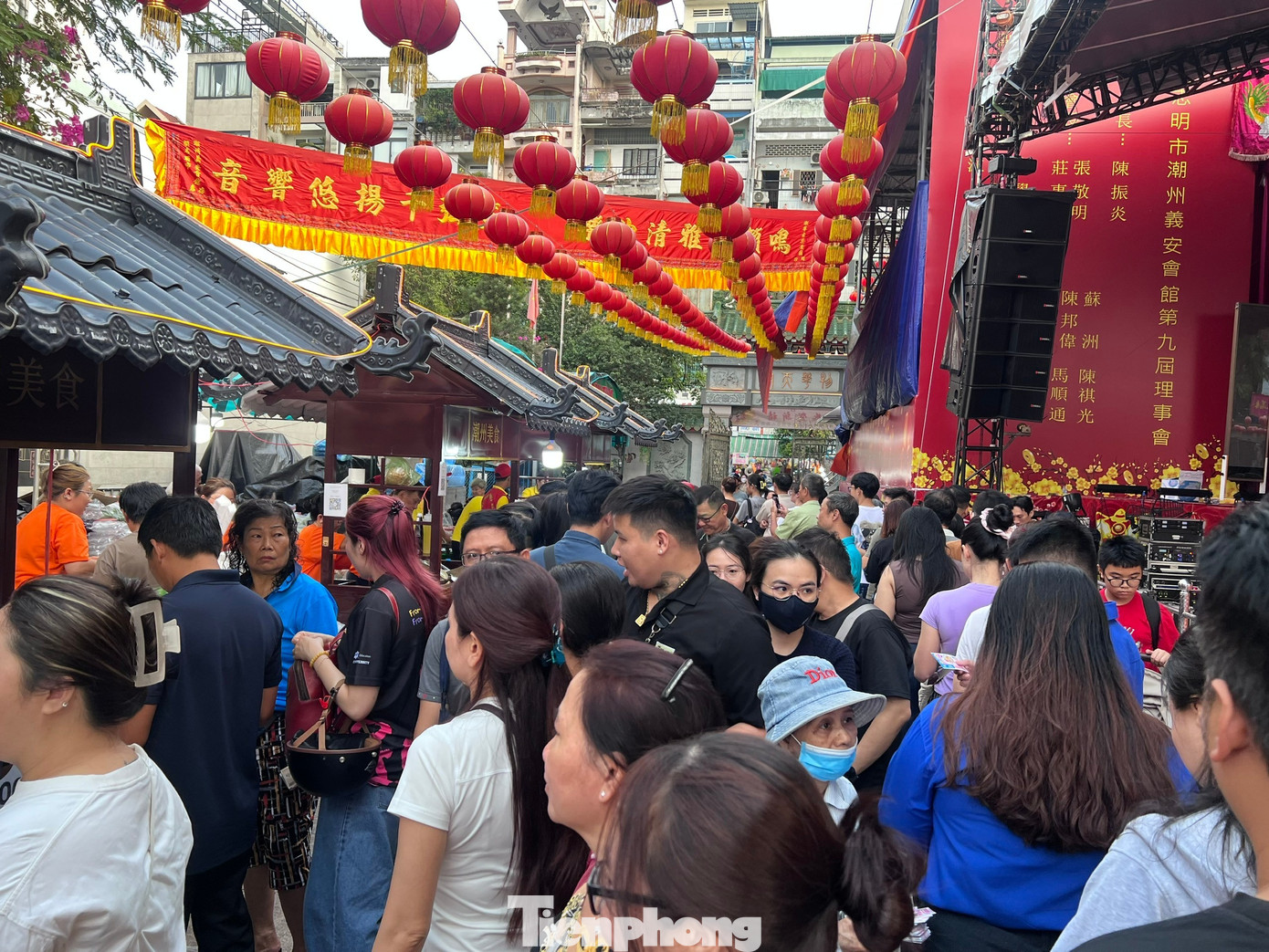 Xếp h&agrave;ng chờ cả tiếng đồng hồ ăn đậu hũ v&agrave;ng b&aacute;n 'mỗi năm một lần'- Ảnh 7.