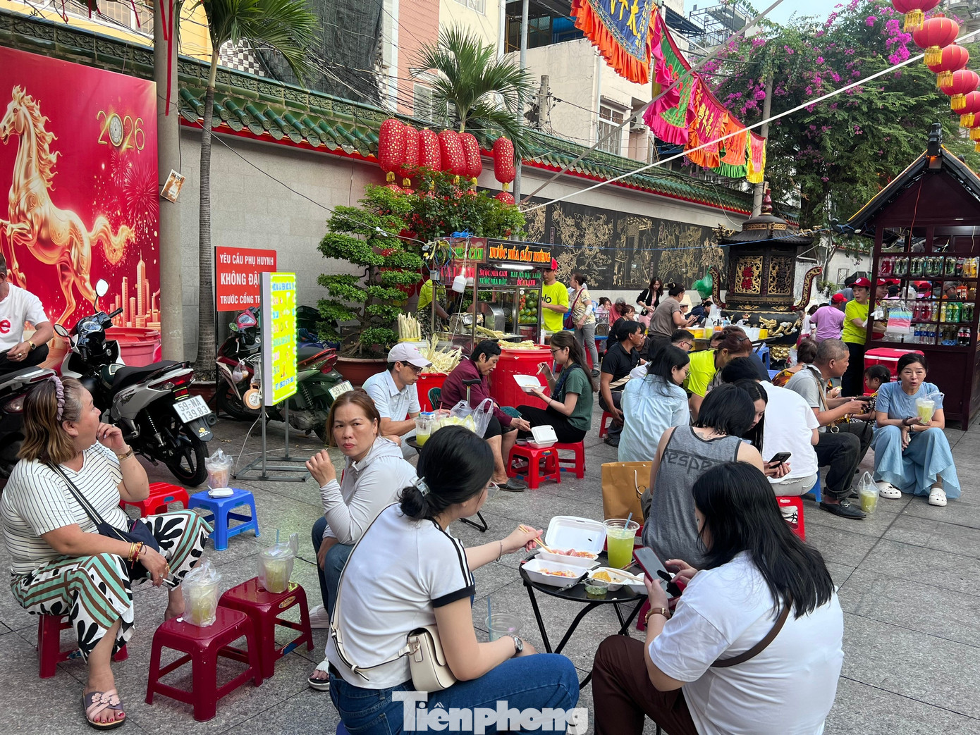 Xếp h&agrave;ng chờ cả tiếng đồng hồ ăn đậu hũ v&agrave;ng b&aacute;n 'mỗi năm một lần'- Ảnh 9.