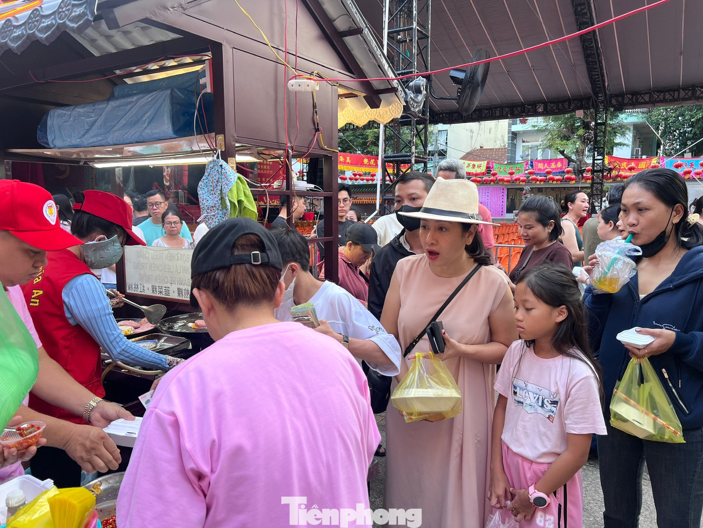 Xếp h&agrave;ng chờ cả tiếng đồng hồ ăn đậu hũ v&agrave;ng b&aacute;n 'mỗi năm một lần'- Ảnh 17.