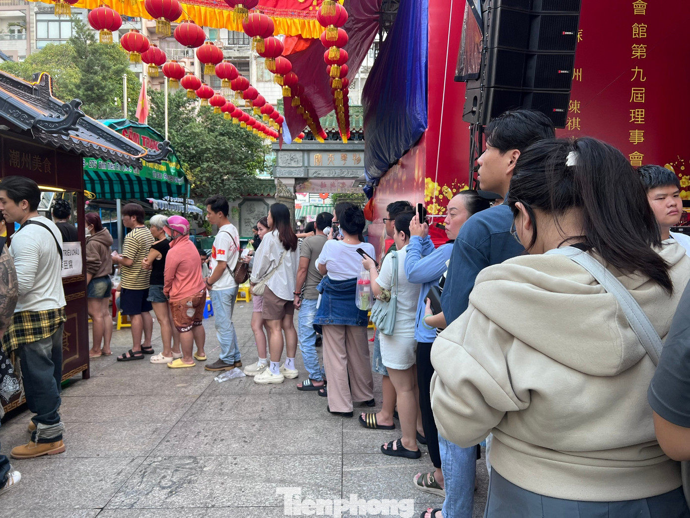 Xếp h&agrave;ng chờ cả tiếng đồng hồ ăn đậu hũ v&agrave;ng b&aacute;n 'mỗi năm một lần'- Ảnh 16.