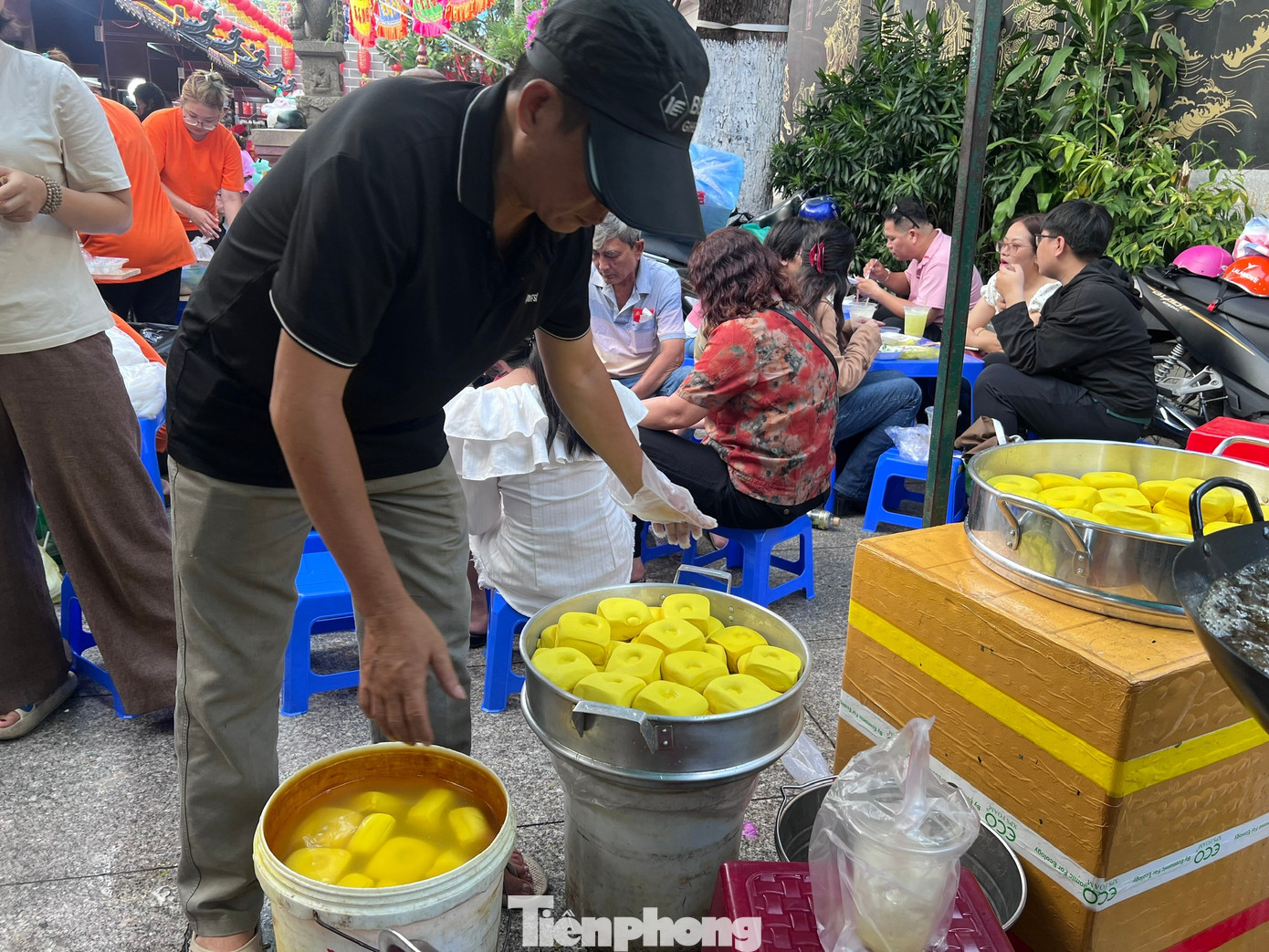 Xếp h&agrave;ng chờ cả tiếng đồng hồ ăn đậu hũ v&agrave;ng b&aacute;n 'mỗi năm một lần'- Ảnh 1.