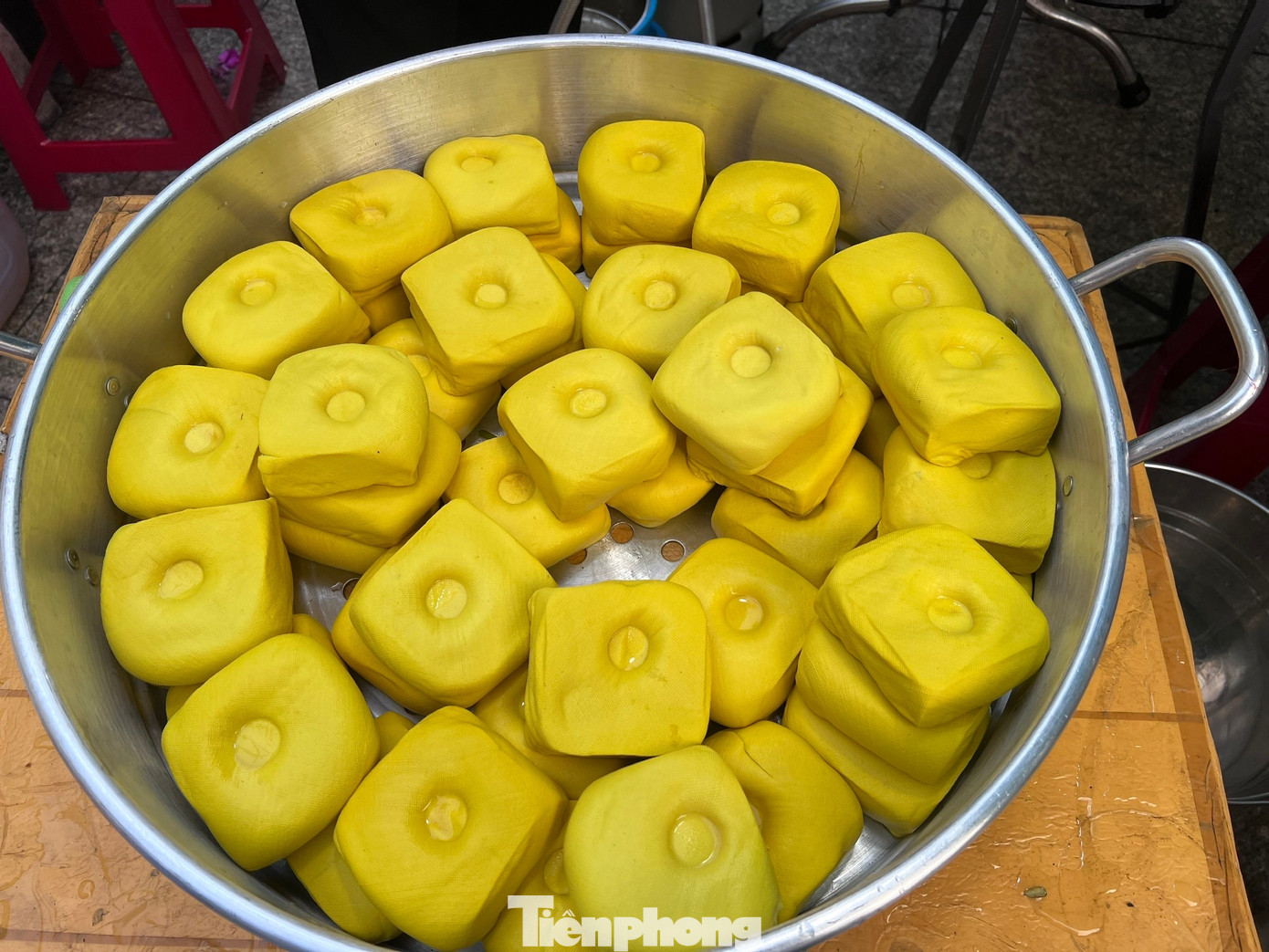 Xếp h&agrave;ng chờ cả tiếng đồng hồ ăn đậu hũ v&agrave;ng b&aacute;n 'mỗi năm một lần'- Ảnh 2.