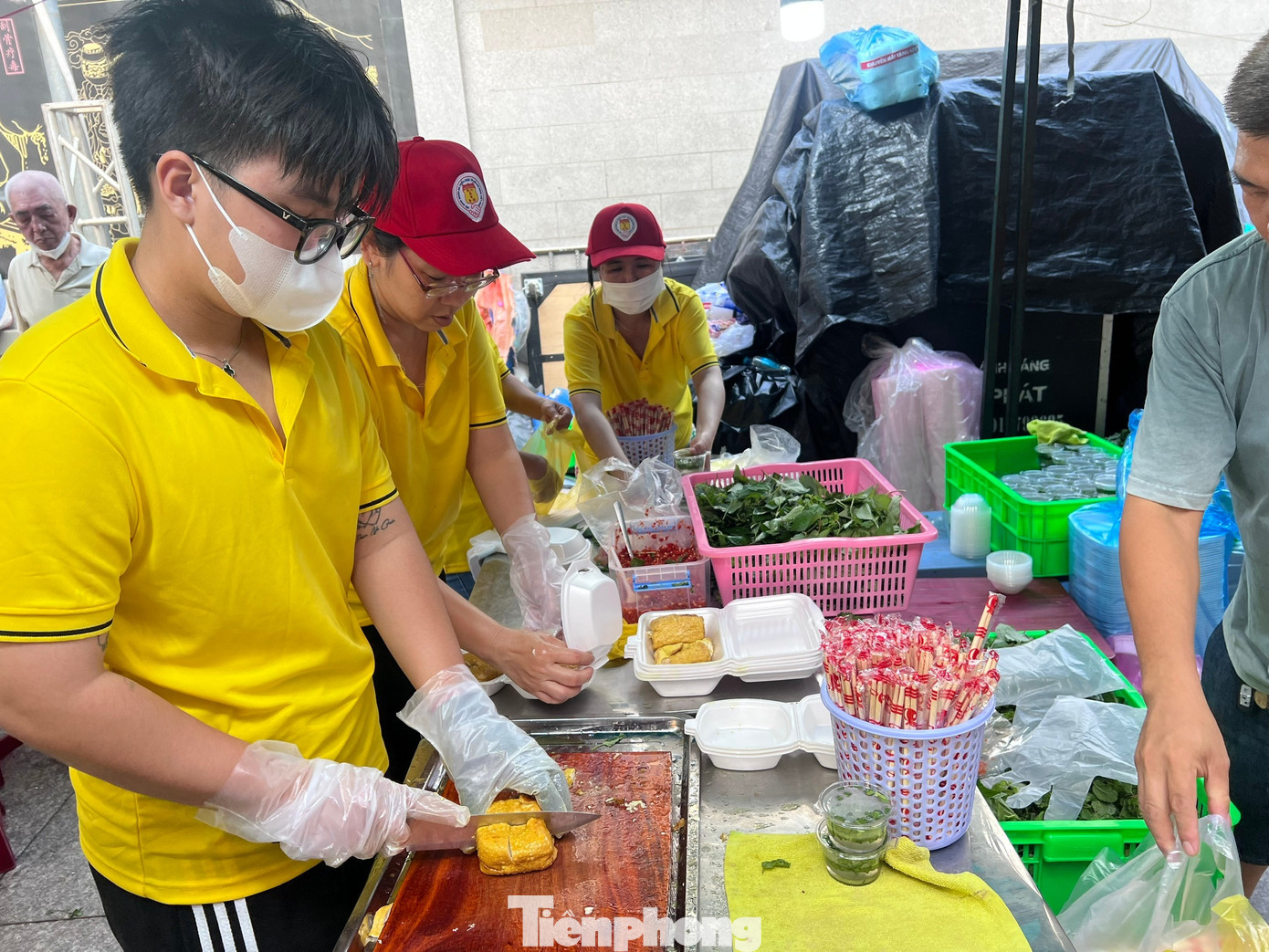 Xếp h&agrave;ng chờ cả tiếng đồng hồ ăn đậu hũ v&agrave;ng b&aacute;n 'mỗi năm một lần'- Ảnh 5.