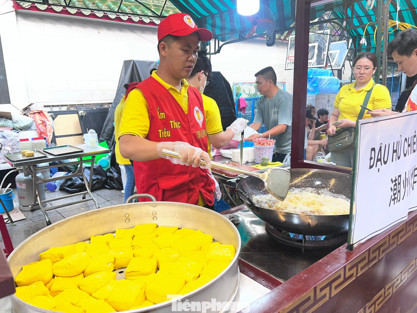Xếp h&agrave;ng chờ cả tiếng đồng hồ ăn đậu hũ v&agrave;ng b&aacute;n 'mỗi năm một lần'- Ảnh 3.
