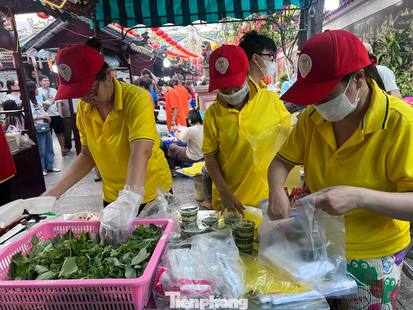 Xếp h&agrave;ng chờ cả tiếng đồng hồ ăn đậu hũ v&agrave;ng b&aacute;n 'mỗi năm một lần'- Ảnh 6.