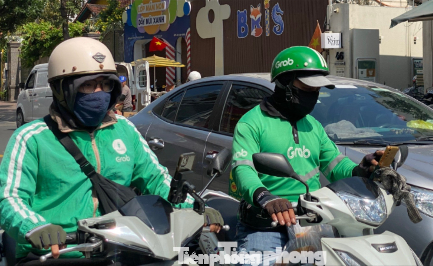 T&agrave;i xế Grab, Be sốt ruột gi&aacute; xăng dầu, lo chi ph&iacute; "b&agrave;o m&ograve;n" thu nhập- Ảnh 1.