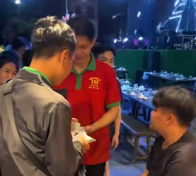 Thanh ni&ecirc;n tr&uacute;ng số 18,3 tỷ đồng, tặng tiền cho cả qu&aacute;n nhậu: Mới đi l&agrave;m được 10 ng&agrave;y, ra quyết định bất ngờ sau khi th&agrave;nh "tỷ ph&uacute;"- Ảnh 2.