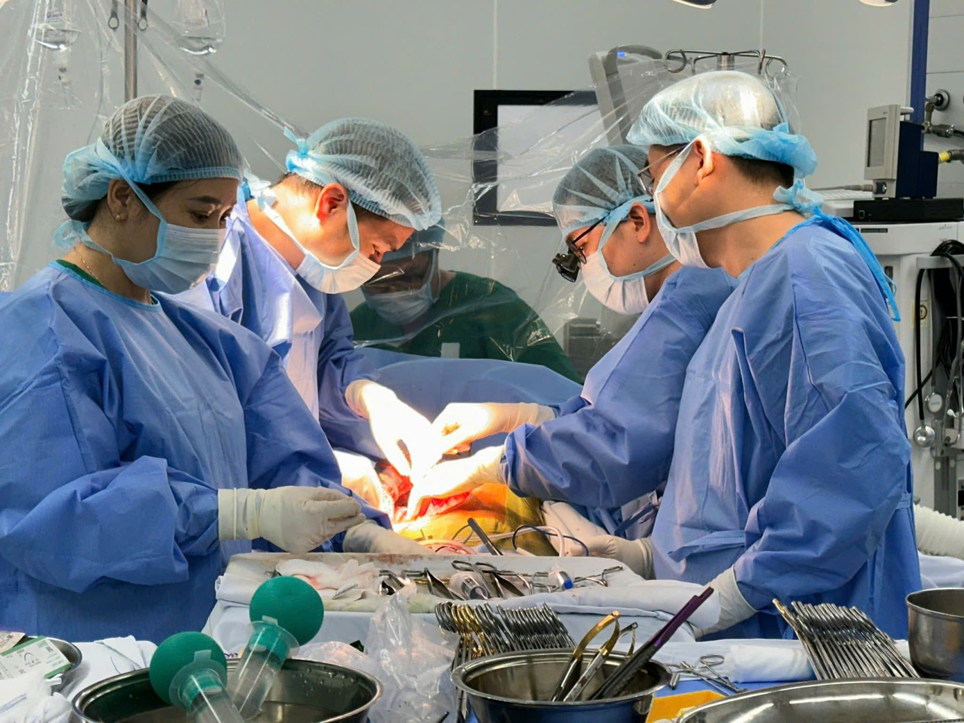 Ph&acirc;u thuật cứu sống bệnh nh&acirc;n c&oacute; khối u gan ở vị tr&iacute; 'tử thần'- Ảnh 2.