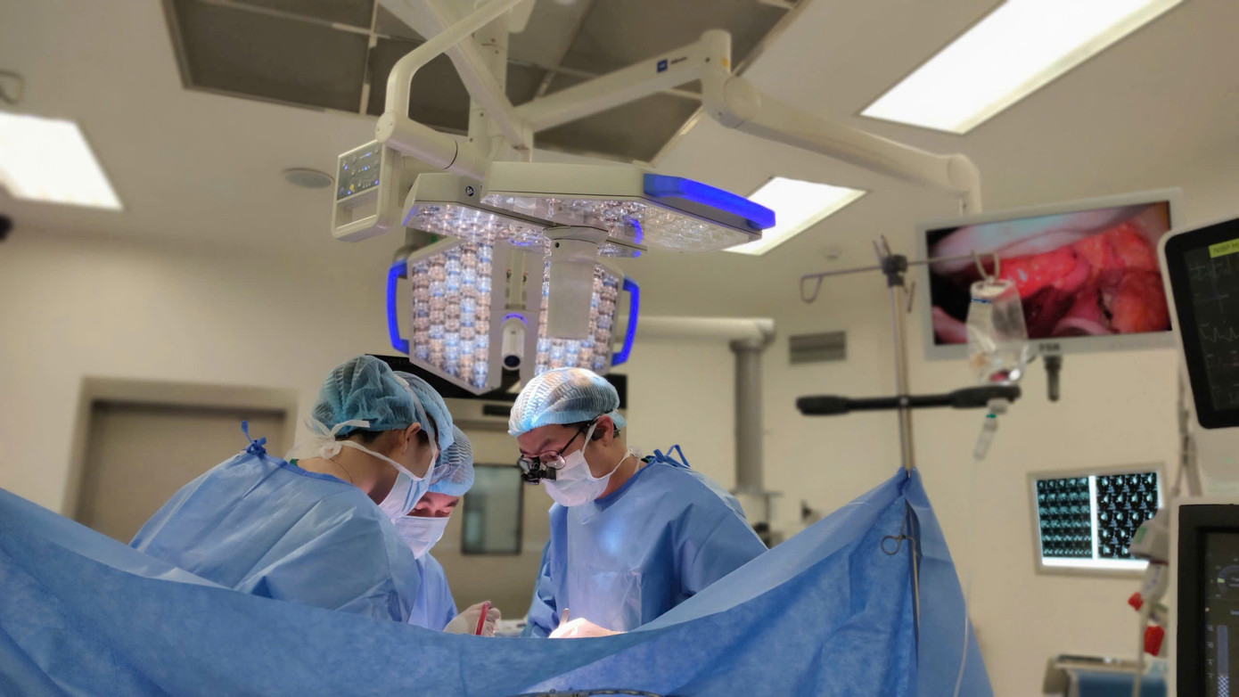 Ph&acirc;u thuật cứu sống bệnh nh&acirc;n c&oacute; khối u gan ở vị tr&iacute; 'tử thần'- Ảnh 1.