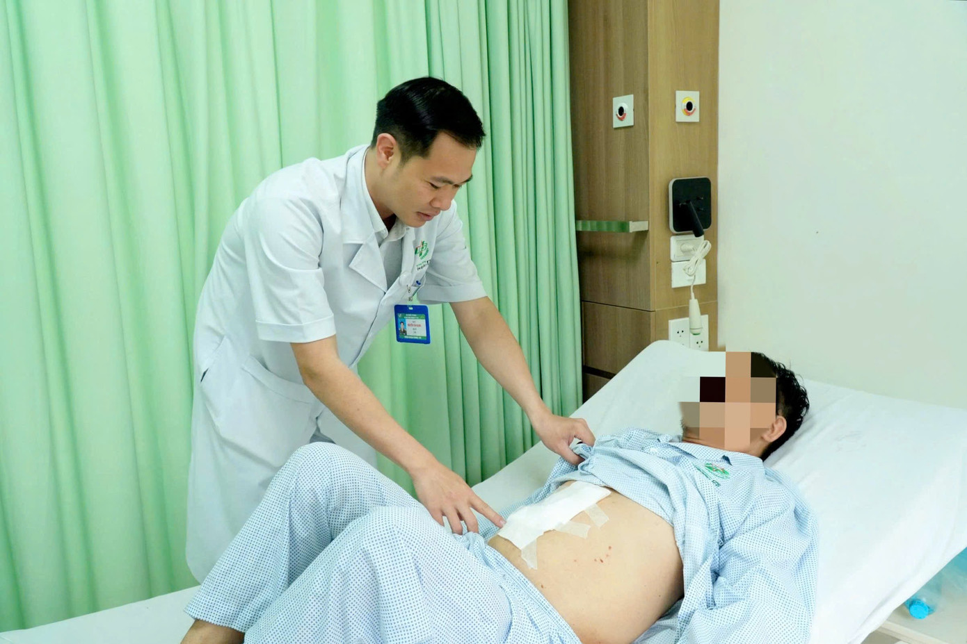 Ph&acirc;u thuật cứu sống bệnh nh&acirc;n c&oacute; khối u gan ở vị tr&iacute; 'tử thần'- Ảnh 3.