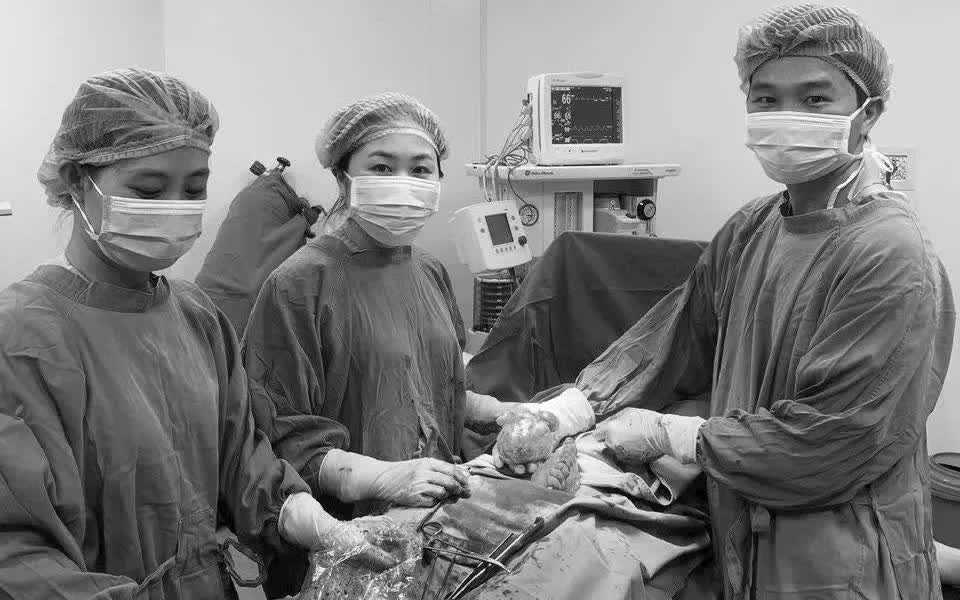 B&oacute;c u xơ tử cung 10cm, bảo tồn khả năng sinh sản cho nữ bệnh nh&acirc;n- Ảnh 1.