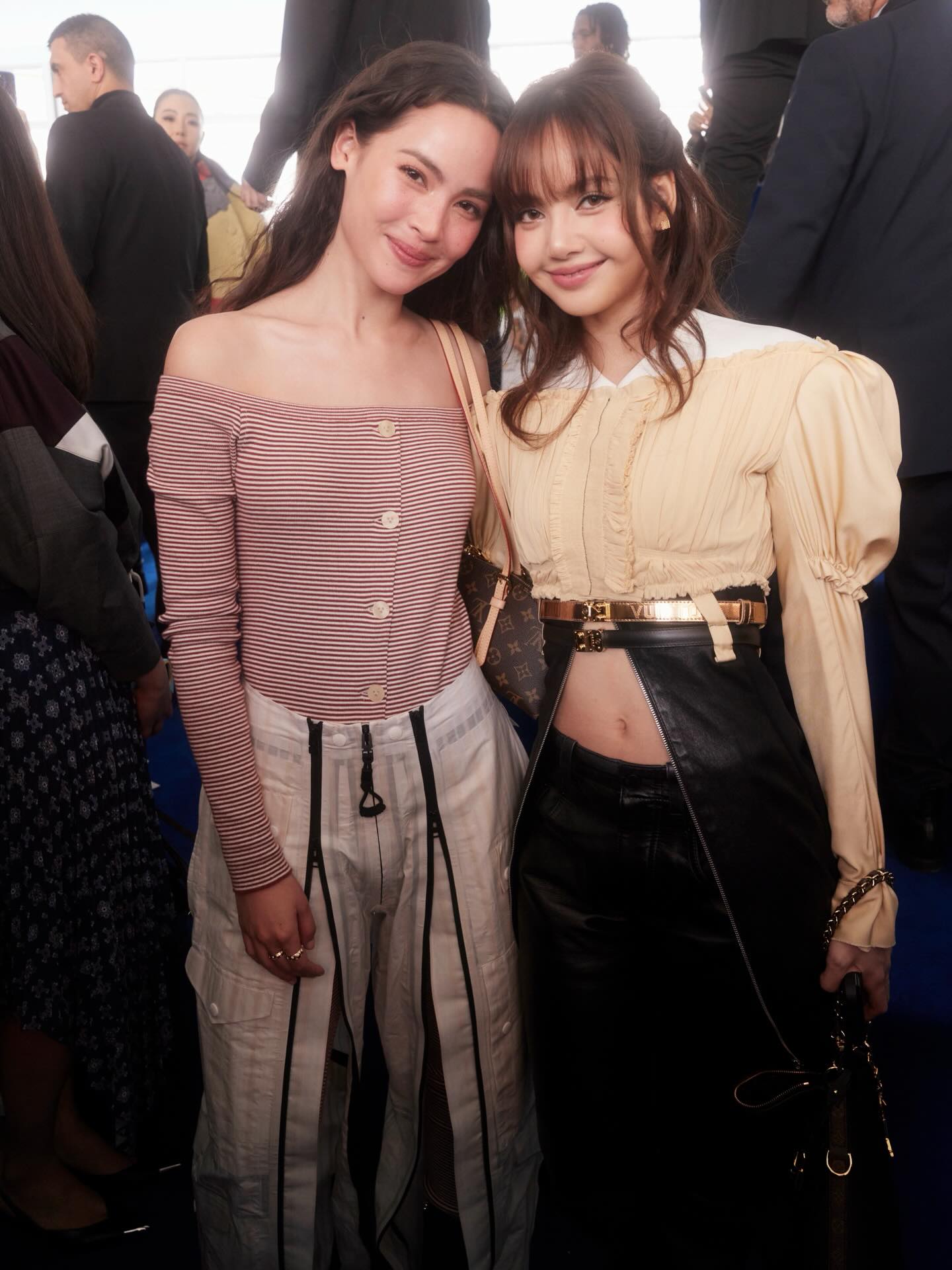 Jennie - Lisa xứng danh "th&aacute;nh ngoại giao" tại fashion week, Ros&eacute; c&ograve;n bị c&ocirc; lập?- Ảnh 16.