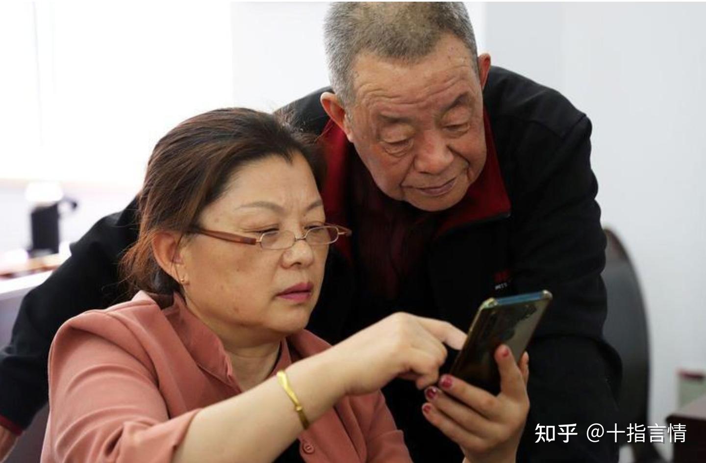 Mẹ t&ocirc;i nhận lương hưu 19 triệu/th&aacute;ng nhưng sau 3 năm chỉ c&oacute; khoản t&iacute;ch c&oacute;p v&agrave;i triệu: 3 c&aacute;i bẫy t&agrave;i ch&iacute;nh khiến người gi&agrave; mất tiền m&agrave; kh&ocirc;ng hay- Ảnh 1.