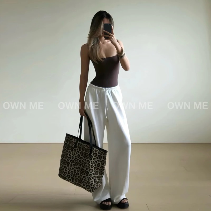 Tiếp vi&ecirc;n h&agrave;ng kh&ocirc;ng khuy&ecirc;n: Tr&aacute;nh diện 5 item n&agrave;y khi đi m&aacute;y bay, bằng kh&ocirc;ng sẽ rất chật vật- Ảnh 3.