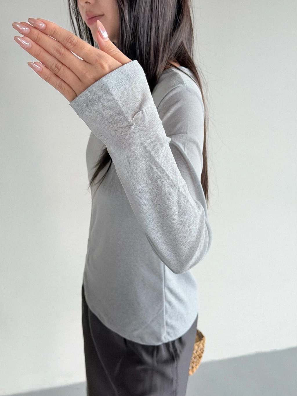 Tiếp vi&ecirc;n h&agrave;ng kh&ocirc;ng khuy&ecirc;n: Tr&aacute;nh diện 5 item n&agrave;y khi đi m&aacute;y bay, bằng kh&ocirc;ng sẽ rất chật vật- Ảnh 5.