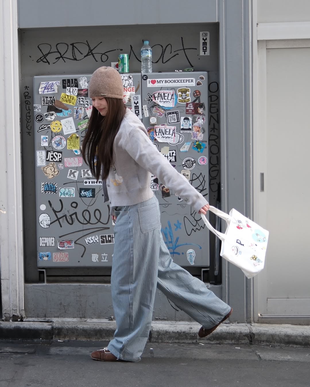 "B&uacute;p b&ecirc; Đ&ocirc;ng Nam &Aacute;" chỉ cao 1m54 nhưng mặc đẹp ph&aacute;t hờn, xuất hiện ở đ&acirc;u th&igrave; nơi đ&oacute; l&agrave; s&agrave;n diễn thời trang- Ảnh 9.