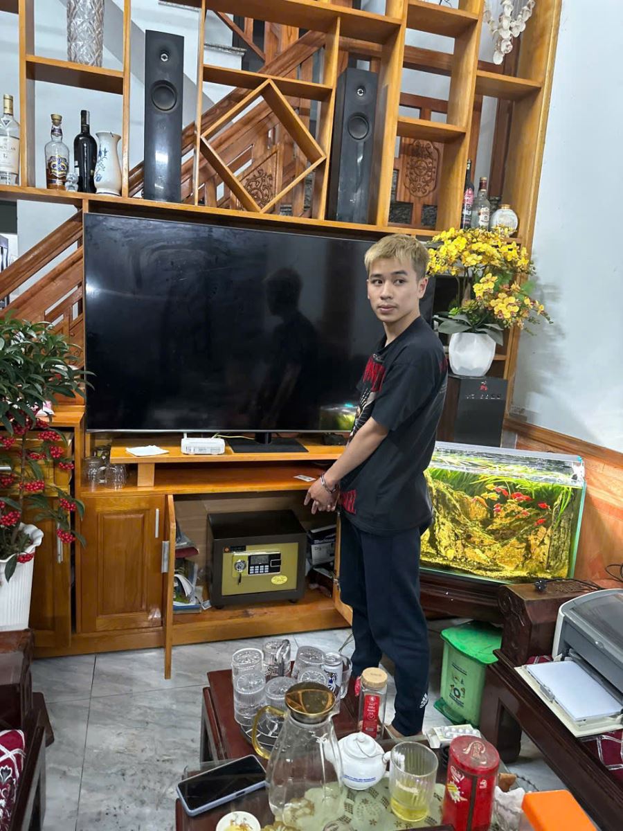 Thi h&agrave;nh lệnh kh&aacute;m x&eacute;t chỗ ở, tạm giữ sinh vi&ecirc;n Th&acirc;n Văn Nam- Ảnh 2.