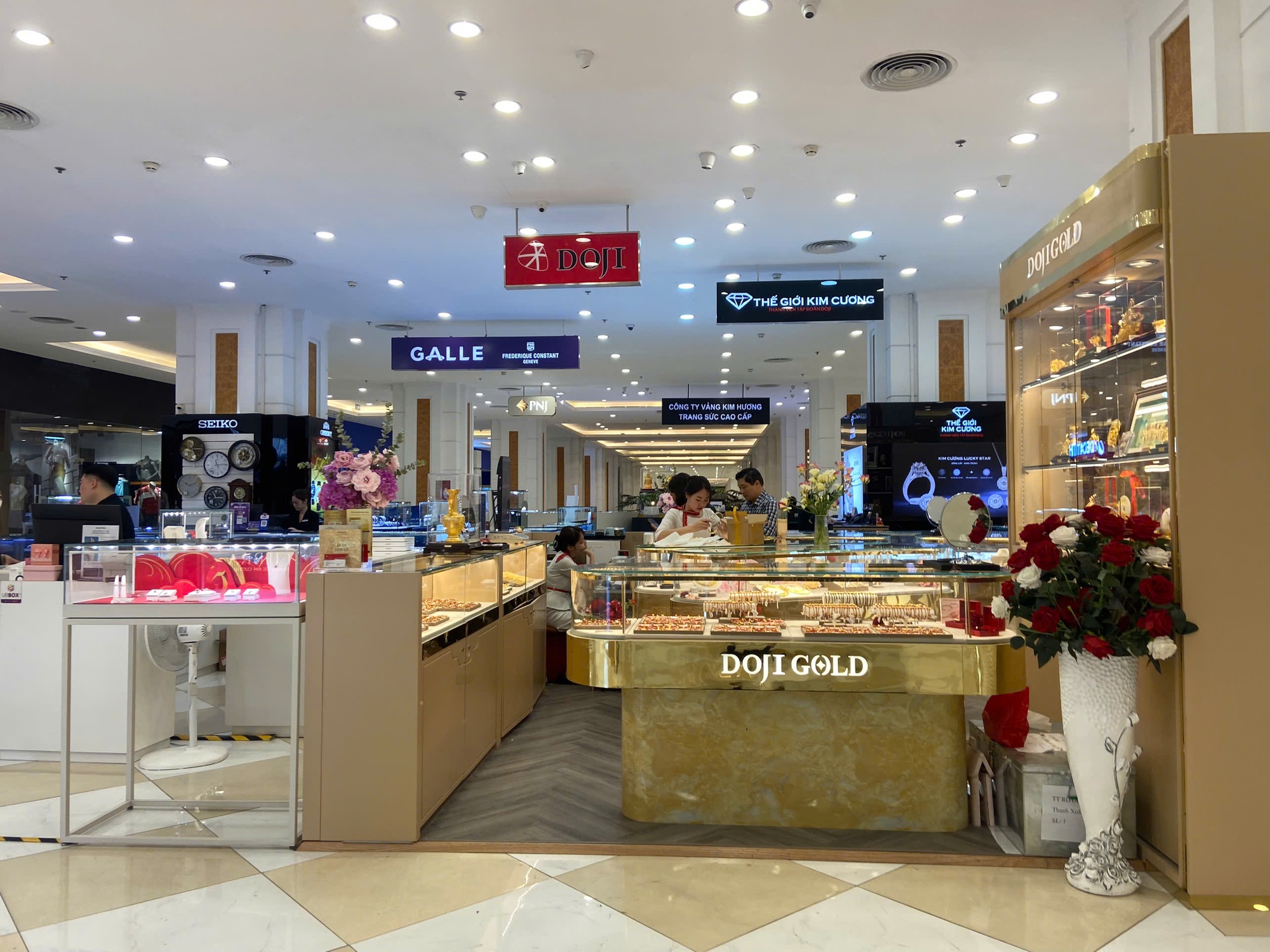 H&ocirc;m nay đi mua v&agrave;ng: Số thứ tự 77 chỉ cần đợi 5 ph&uacute;t l&agrave; đến lượt, ph&aacute;t hiện 1 nơi mua v&agrave;ng kh&ocirc;ng cần xếp h&agrave;ng- Ảnh 6.