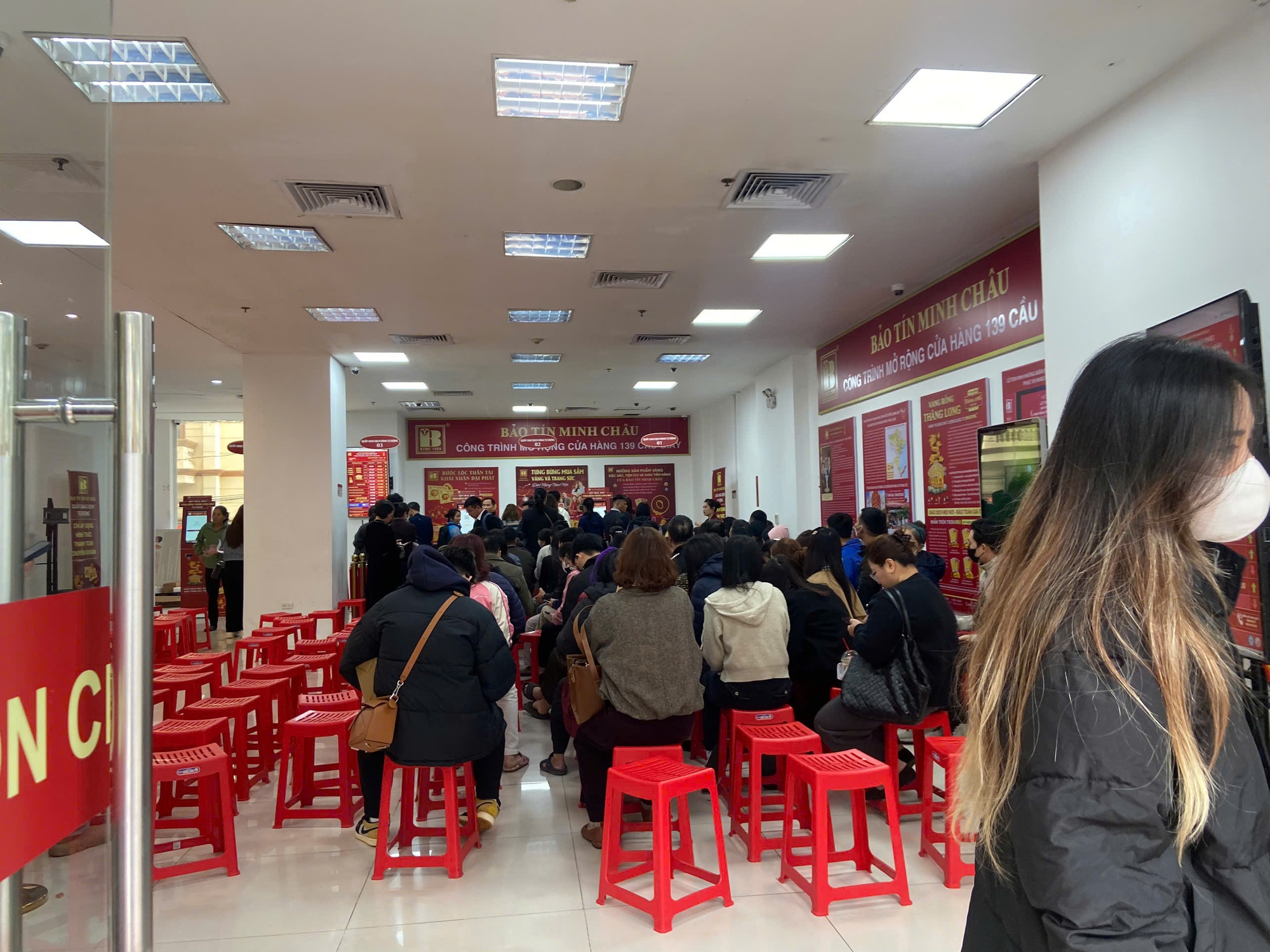 H&ocirc;m nay đi mua v&agrave;ng: Số thứ tự 77 chỉ cần đợi 5 ph&uacute;t l&agrave; đến lượt, ph&aacute;t hiện 1 nơi mua v&agrave;ng kh&ocirc;ng cần xếp h&agrave;ng- Ảnh 5.