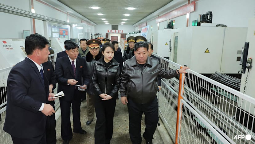 Loạt h&igrave;nh ảnh hiếm của con g&aacute;i &ocirc;ng Kim Jong Un khi lần đầu bắn s&uacute;ng tại nh&agrave; m&aacute;y vũ kh&iacute; b&iacute; mật, một chi tiết khiến nhiều người ch&uacute; &yacute;- Ảnh 2.