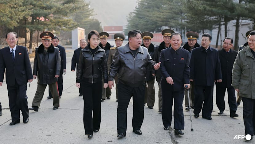 Loạt h&igrave;nh ảnh hiếm của con g&aacute;i &ocirc;ng Kim Jong Un khi lần đầu bắn s&uacute;ng tại nh&agrave; m&aacute;y vũ kh&iacute; b&iacute; mật, một chi tiết khiến nhiều người ch&uacute; &yacute;- Ảnh 3.