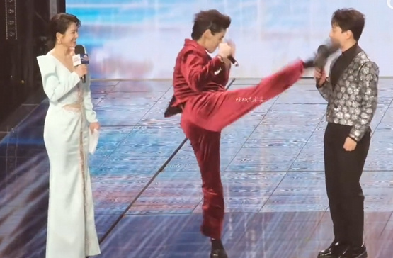 "Thiếu gia showbiz" kh&oacute; coi vậy: Hết m&uacute;a may quay cuồng, c&ograve;n "tung cước" v&agrave;o mặt MC giữa lễ trao giải- Ảnh 1.