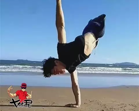 M&agrave;n breakdance 29 gi&acirc;y của ch&agrave;ng trai cụt 2 ch&acirc;n b&ecirc;n lề đường g&acirc;y b&atilde;o: &ldquo;Đừng tiếc nuối thay t&ocirc;i&rdquo;- Ảnh 1.
