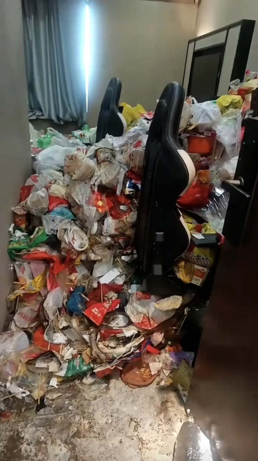 Game thủ thu&ecirc; kh&aacute;ch sạn ở l&igrave; suốt 2 năm, giấy vệ sinh đ&atilde; d&ugrave;ng chất cao như n&uacute;i trong ph&ograve;ng- Ảnh 2.