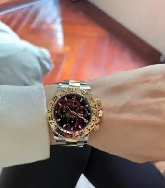 B&aacute;n đồng hồ Rolex thu về hơn 560 triệu đồng, tối về người phụ nữ bất ngờ bị phong tỏa t&agrave;i sản: C&ocirc;ng an đưa v&agrave;o diện t&igrave;nh nghi, mất cả đồ lẫn tiền- Ảnh 1.