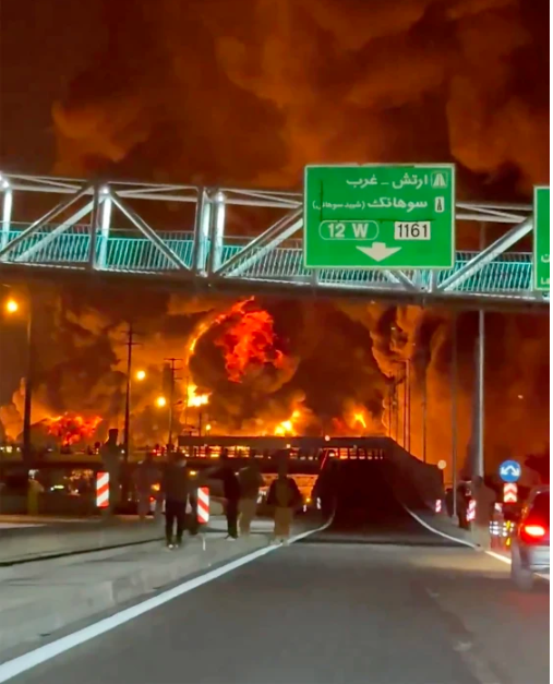 Mưa độc tr&uacute;t xuống Tehran khi Israel kh&ocirc;ng k&iacute;ch nhắm v&agrave;o c&aacute;c cơ sở dầu mỏ của Iran- Ảnh 2.