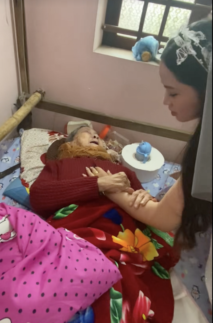 Nghẹn ng&agrave;o khoảnh khắc b&agrave; nội 90 tuổi kh&oacute;c khi nằm tiễn ch&aacute;u g&aacute;i về nh&agrave; chồng- Ảnh 2.