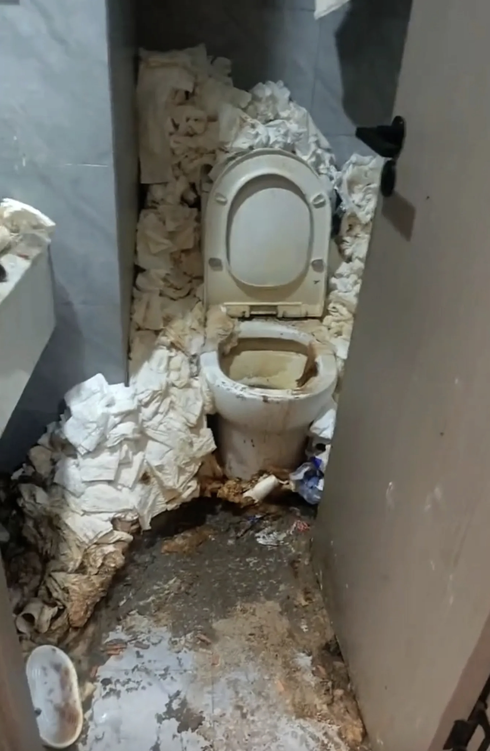 Game thủ thu&ecirc; kh&aacute;ch sạn ở l&igrave; suốt 2 năm, giấy vệ sinh đ&atilde; d&ugrave;ng chất cao như n&uacute;i trong ph&ograve;ng- Ảnh 1.