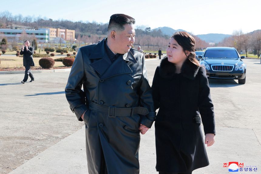Loạt h&igrave;nh ảnh hiếm của con g&aacute;i &ocirc;ng Kim Jong Un khi lần đầu bắn s&uacute;ng tại nh&agrave; m&aacute;y vũ kh&iacute; b&iacute; mật, một chi tiết khiến nhiều người ch&uacute; &yacute;- Ảnh 7.