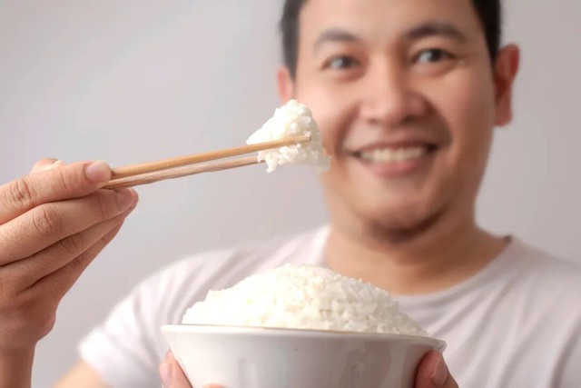 Chỉ một thay đổi nhỏ trong c&aacute;ch ăn cơm c&oacute; thể gi&uacute;p giảm mỡ gan tới 30%! H&atilde;y bắt đầu h&agrave;nh tr&igrave;nh giảm c&acirc;n sau kỳ nghỉ lễ của bạn- Ảnh 2.