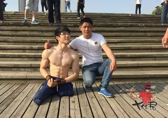 M&agrave;n breakdance 29 gi&acirc;y của ch&agrave;ng trai cụt 2 ch&acirc;n b&ecirc;n lề đường g&acirc;y b&atilde;o: &ldquo;Đừng tiếc nuối thay t&ocirc;i&rdquo;- Ảnh 3.