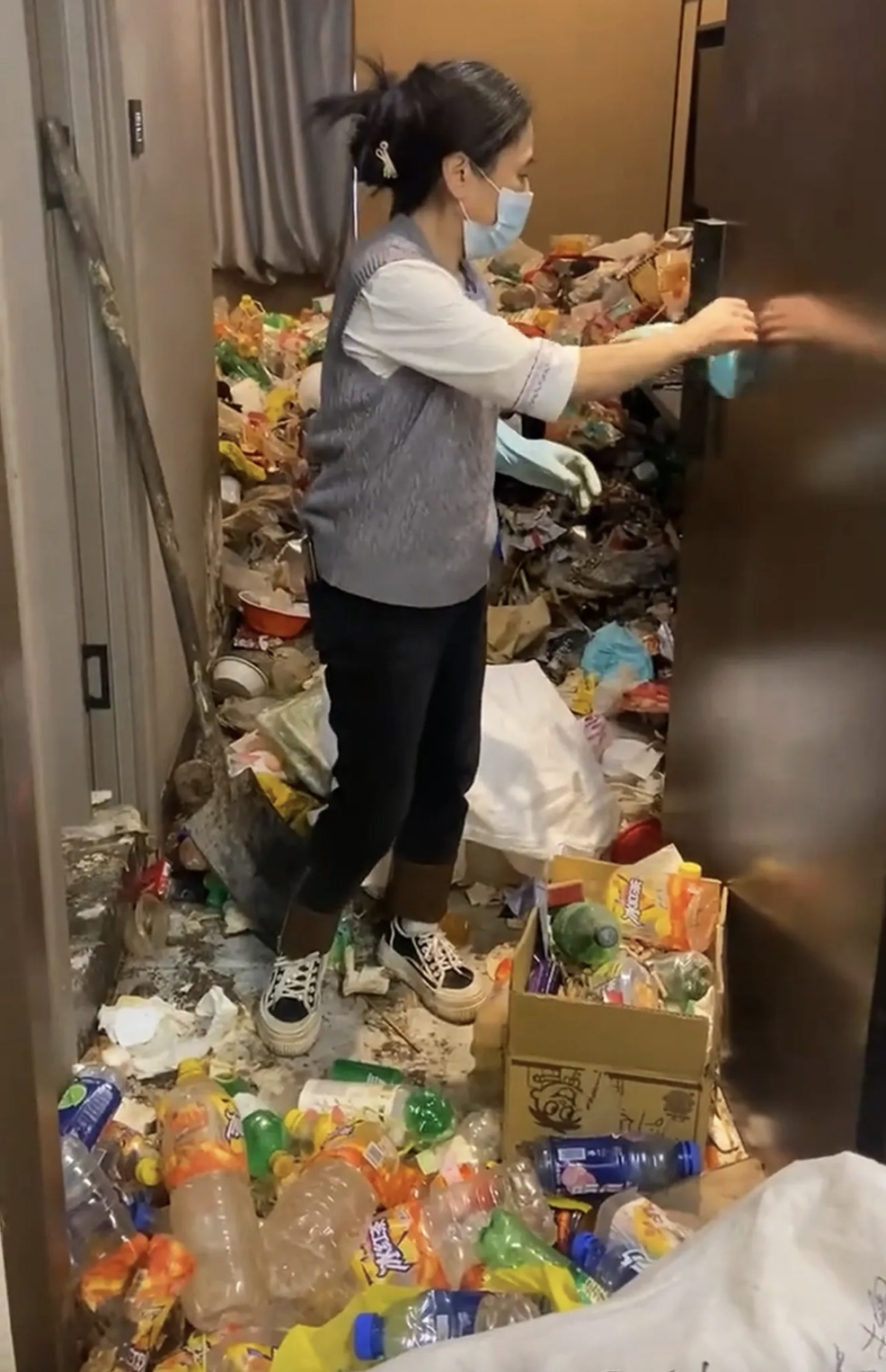 Game thủ thu&ecirc; kh&aacute;ch sạn ở l&igrave; suốt 2 năm, giấy vệ sinh đ&atilde; d&ugrave;ng chất cao như n&uacute;i trong ph&ograve;ng- Ảnh 4.